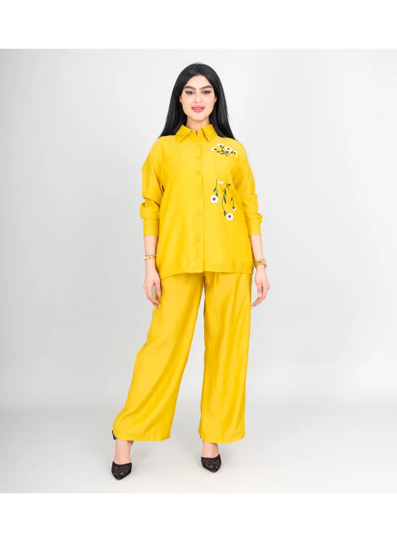 اكسا طقم عصري من قطعتين، قميص وبنطال سادة، بتفاصيل تطريز جانبية.